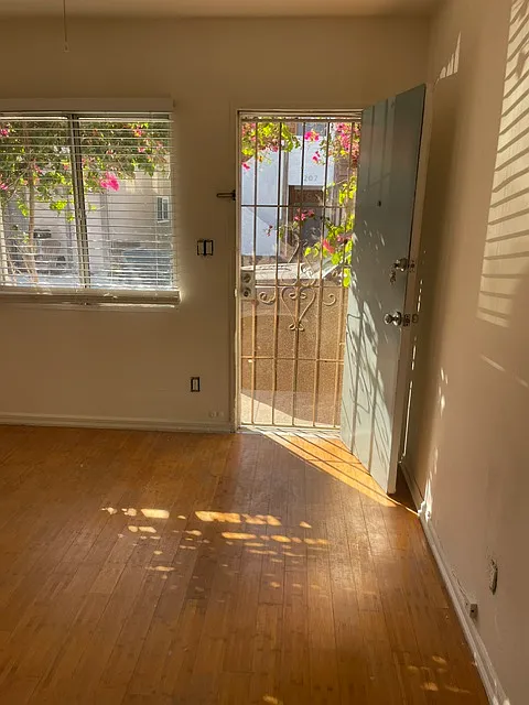 404 E Balboa Blvd — Photo 3