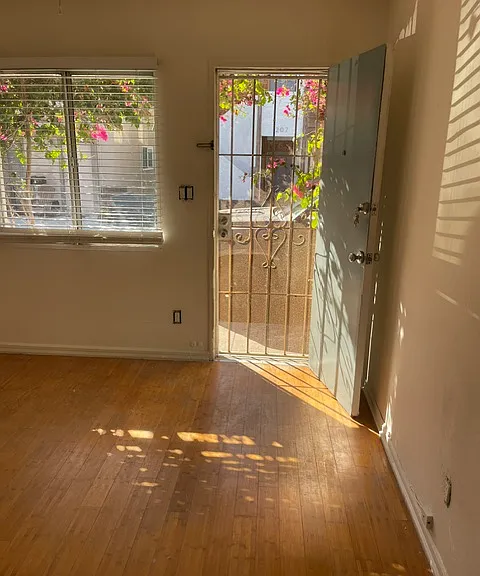 404 E Balboa Blvd — Photo 3