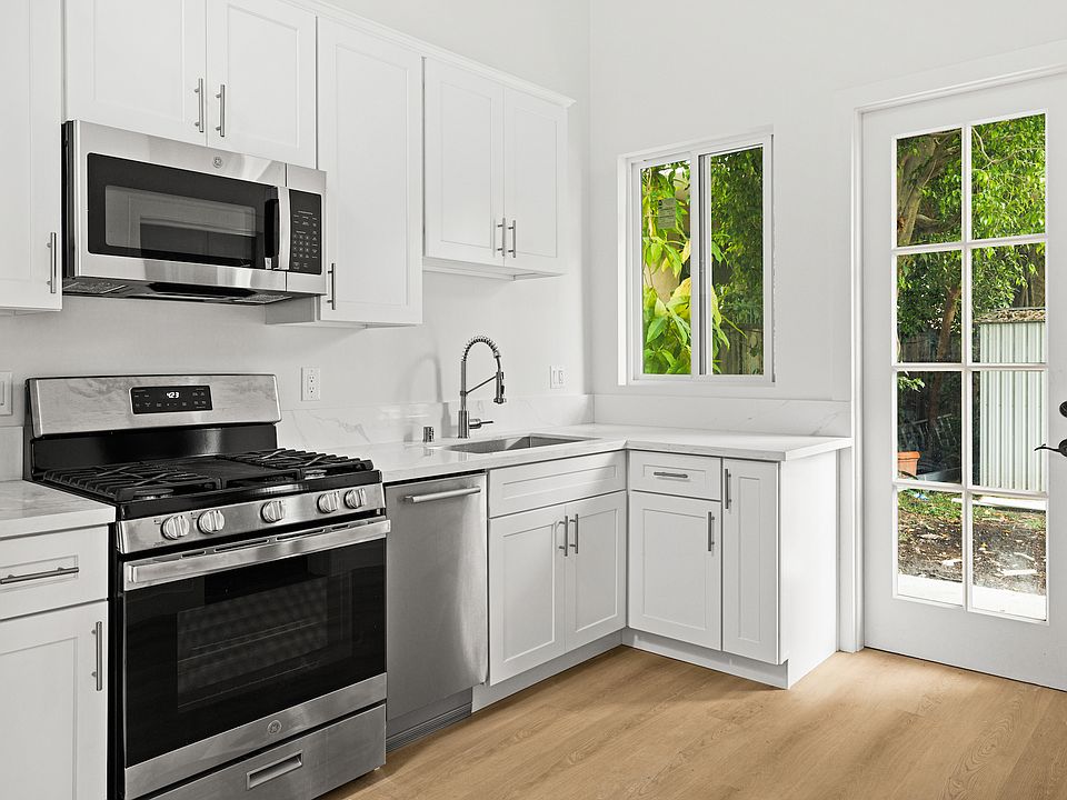 1st image of 1023 N La Jolla Ave #1/2