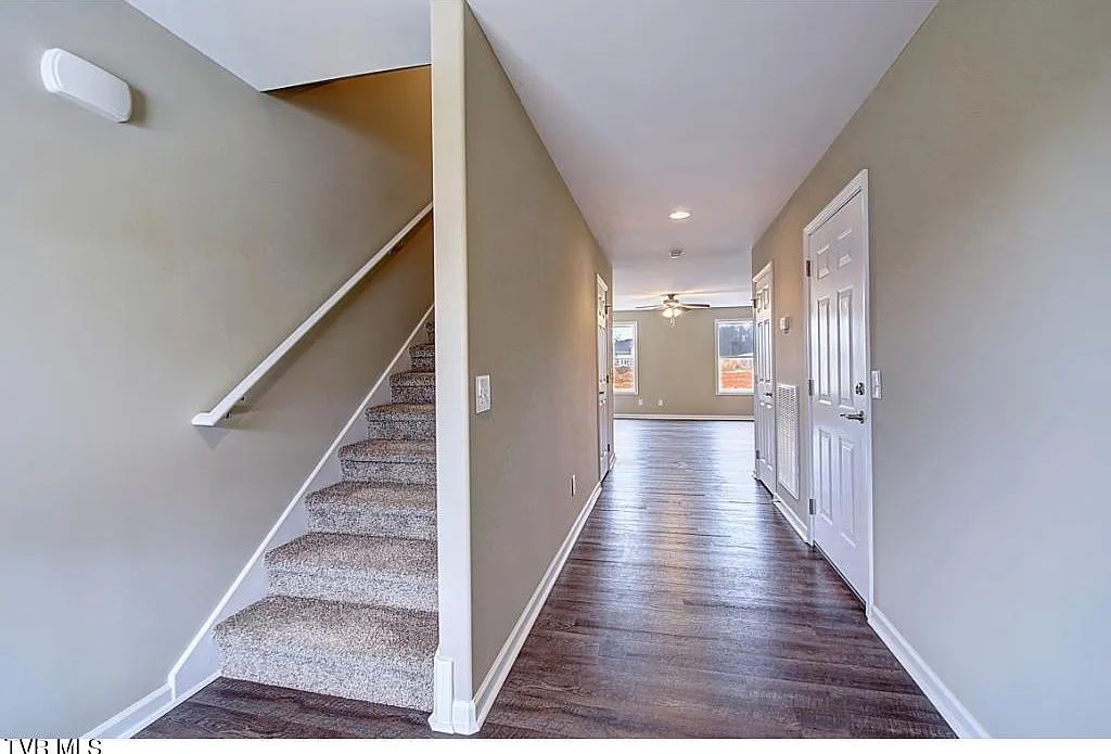 3 bed, 2.5 bath, 1657 sqft, $1,900 — Photo 3