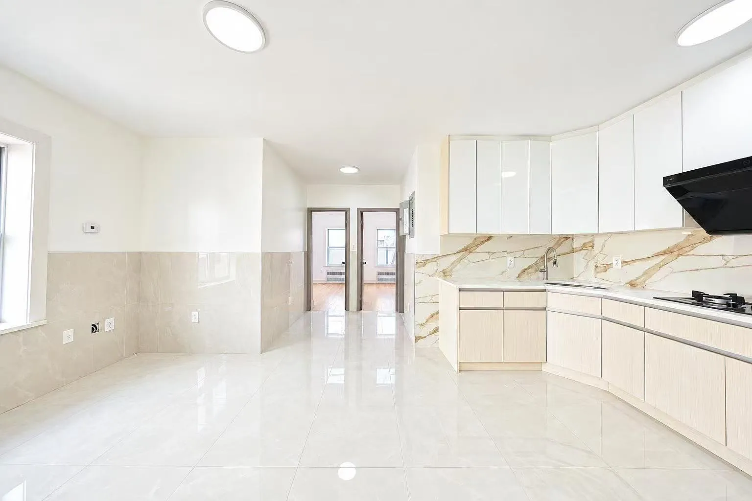 3 bed, 900 sqft, $3,100 — Photo 1