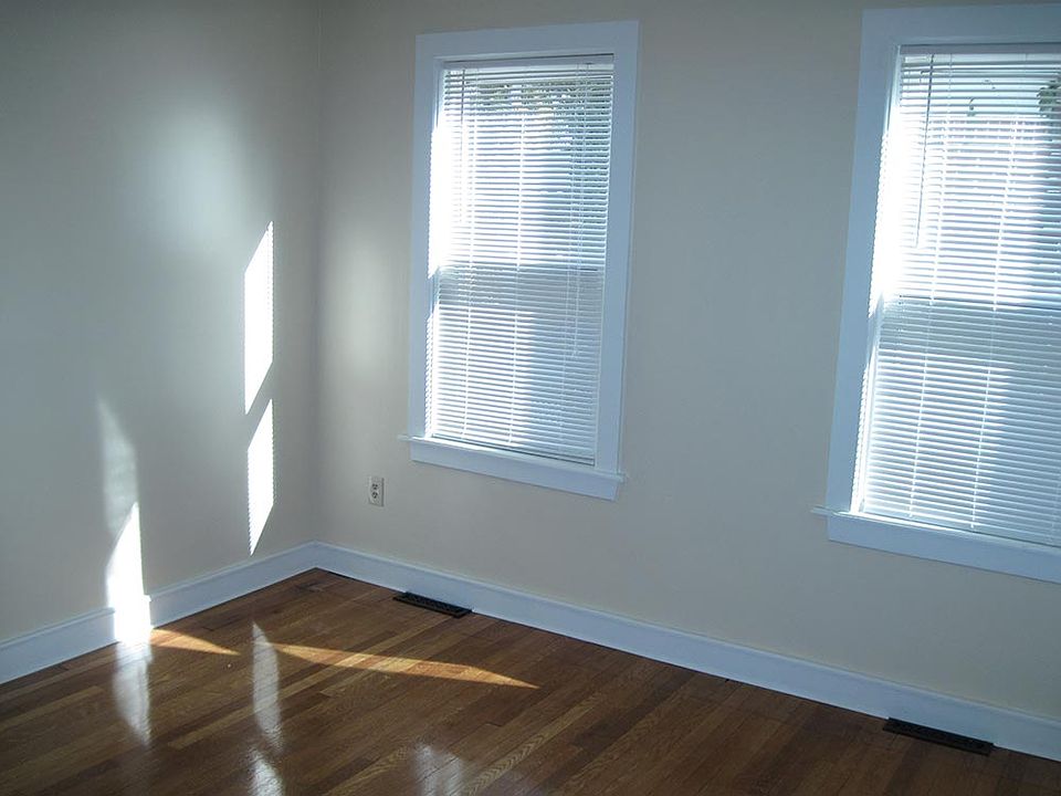 1st image of 98 Woodbine St Floor 1