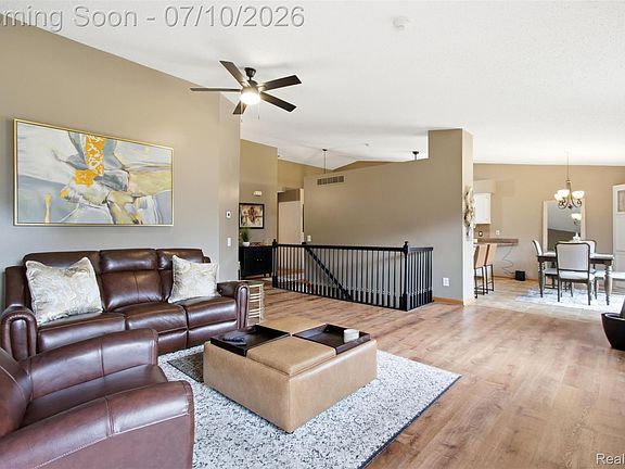 3rd image of 2223 Fairway Cir