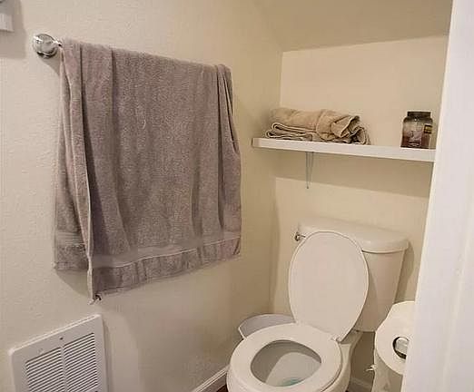 4th image of 4218 15th Ave NE #B