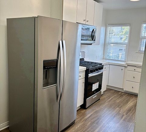 4th image of 760 S Barrington Ave APT 4