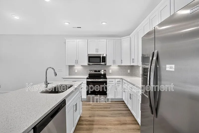 3 bed, 2.5 bath, 1637 sqft, $2,100 — Photo 4