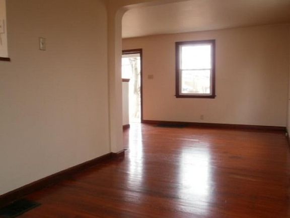 4th image of 1296 Eastview Ave
