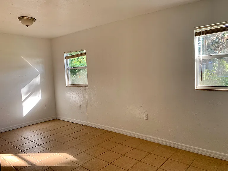 804 NW 19th Ter — Photo 16