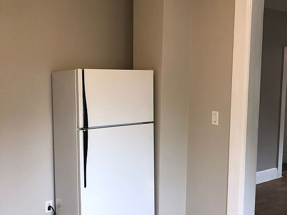 4th image of 329 Laurel St W #1