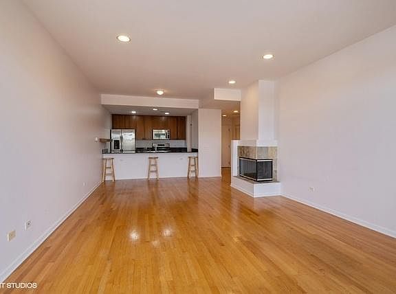4th image of 2040 W Belmont Ave APT 407