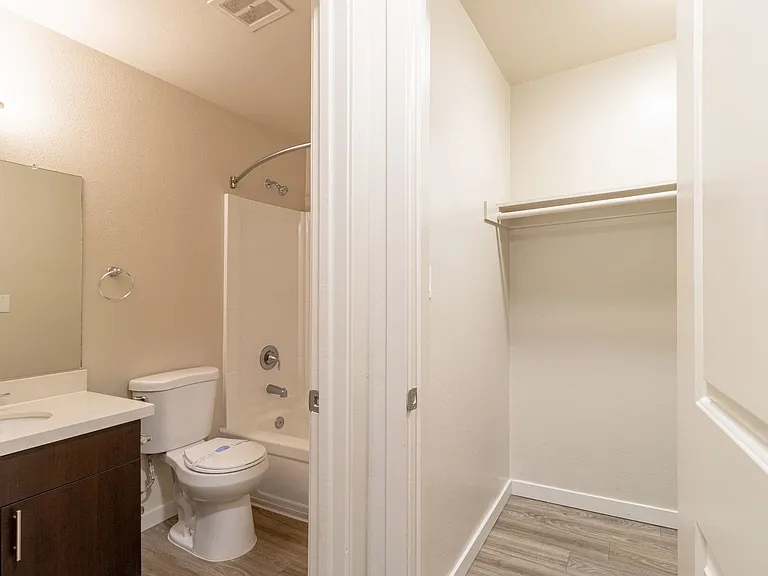 Riverbend Apartments — Photo 32