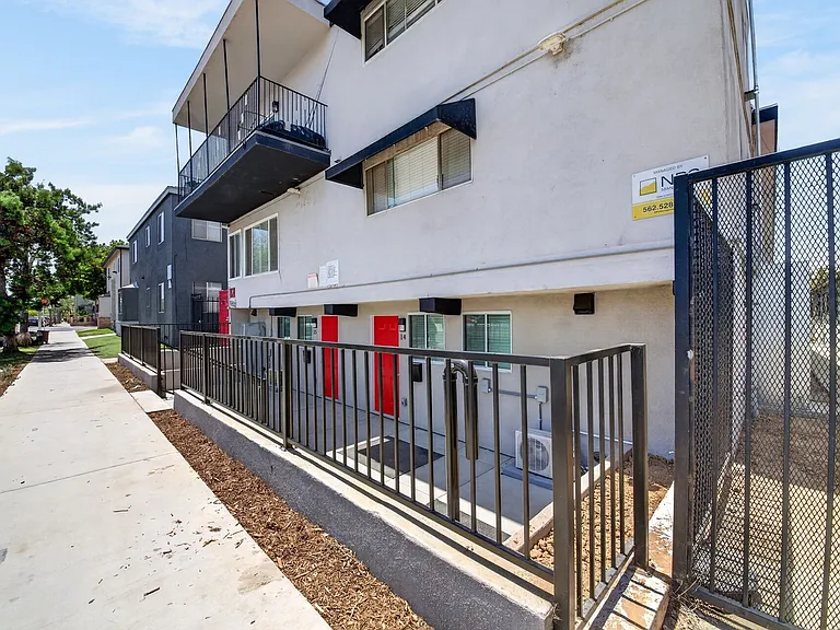 1121 Daisy Avenue — Photo 24