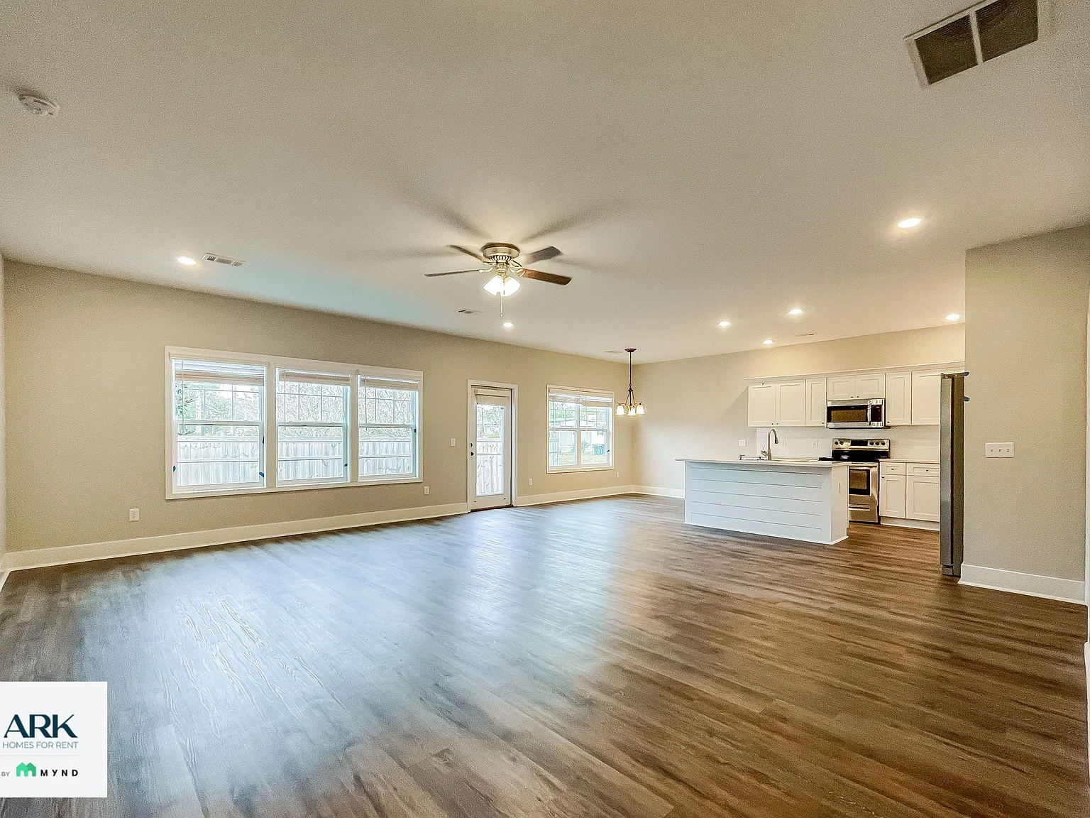 3 bed, 2.0 bath, 1586 sqft, $1,925 — Photo 2
