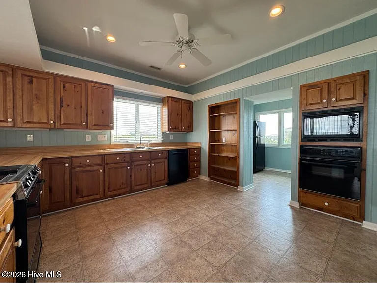 1154 Monroe Ln — Photo 5