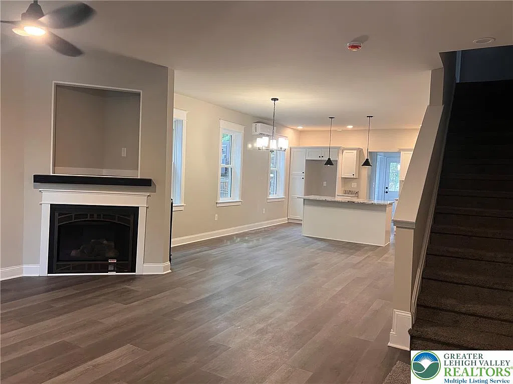 5 bed, 2.0 bath, 1842 sqft, $2,700 — Photo 3