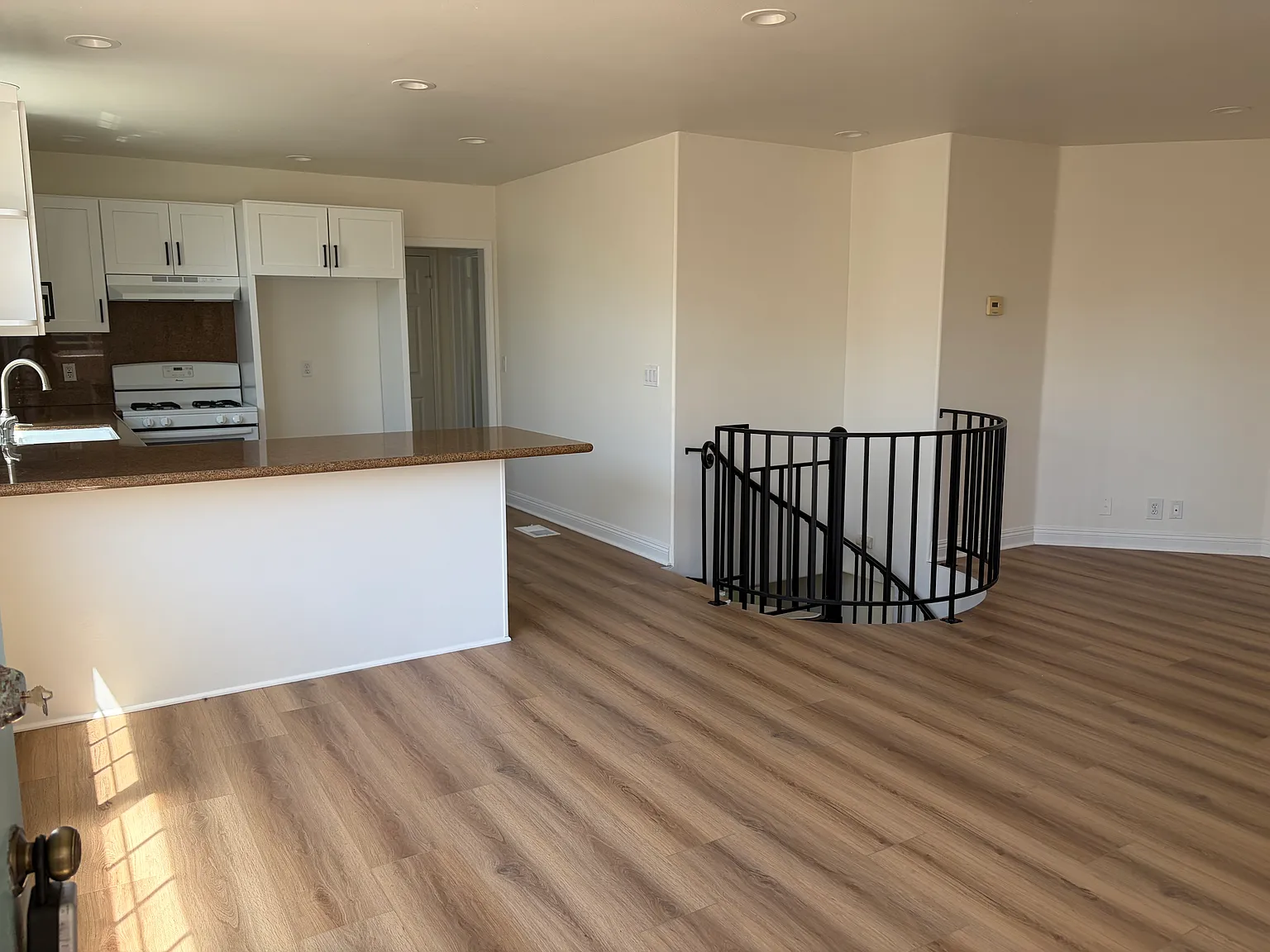 2 bed, 1000 sqft, $4,995 — Photo 3