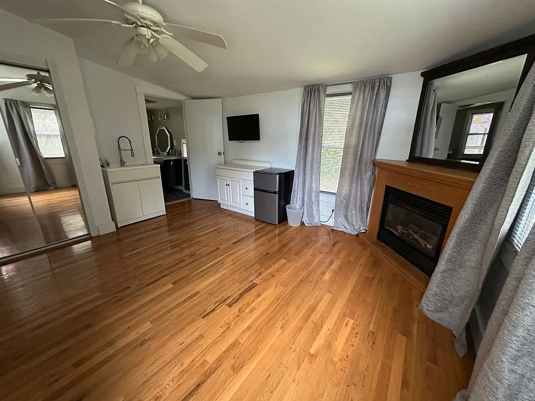 Studio, 1.0 bath, 350 sqft, $1,000 — Photo 2