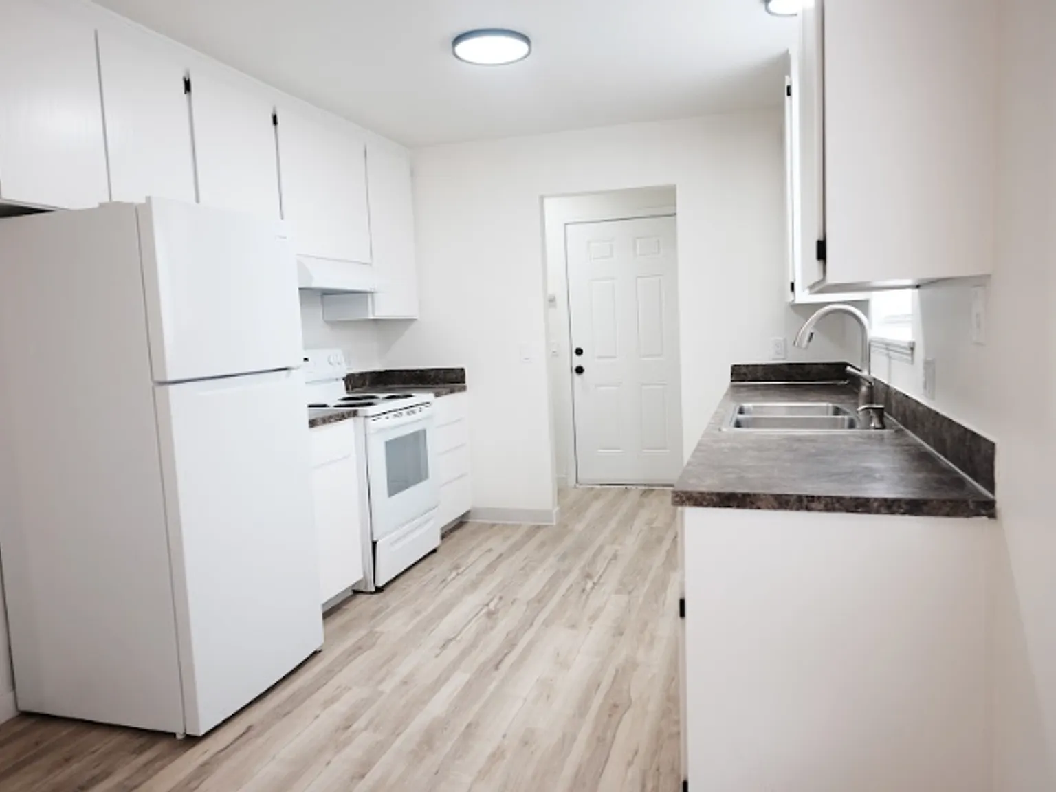 Cedars in Sweethome ** Walk in Closets, on site laundry in a lovely Community — Photo 4