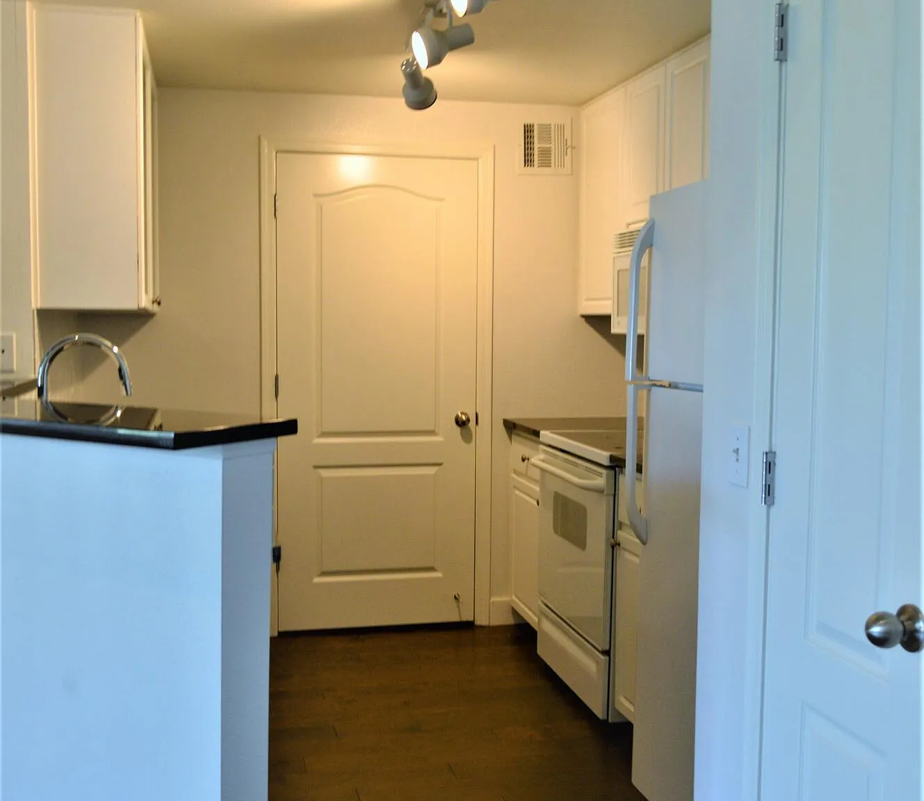 2 bed, 2.0 bath, 1135 sqft, $1,980 — Photo 4