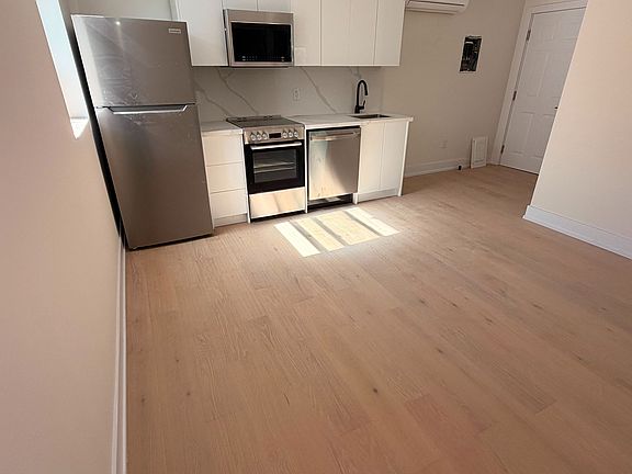 5th image of 3384 Lake Shore Blvd W #201