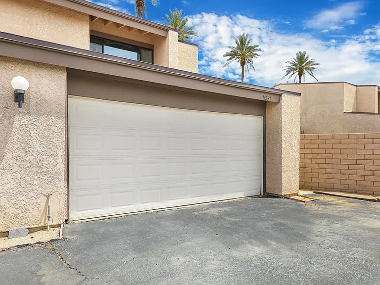 74237 Catalina Way — Photo 32