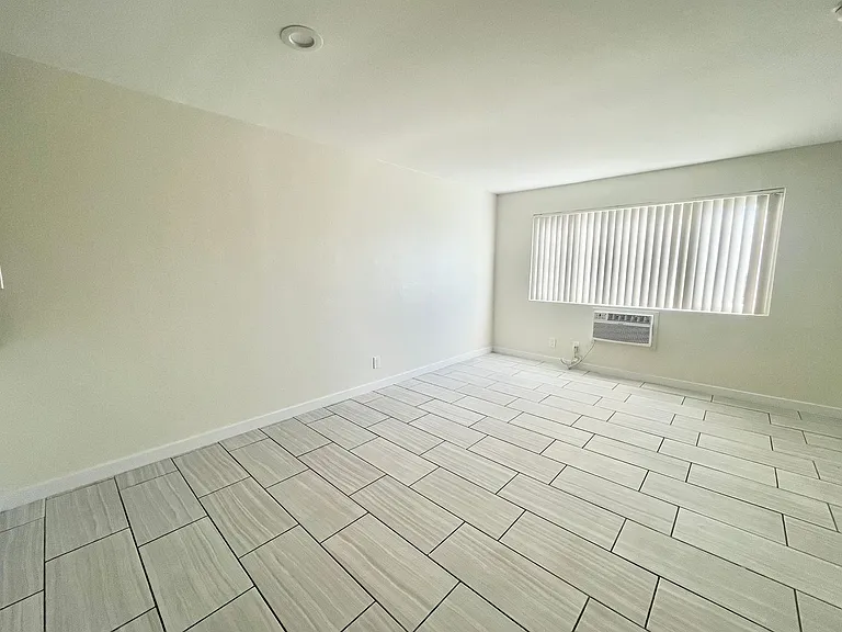 820 Glenoaks Apartments — Photo 22
