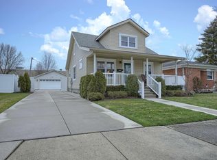22427 Clairwood St, Saint Clair Shores, MI 48080