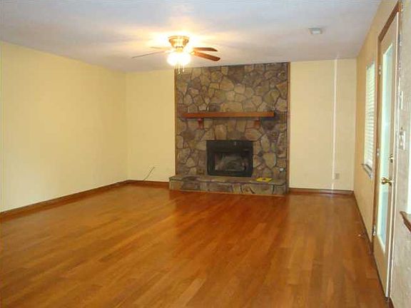 4th image of 1266 Village Green Dr