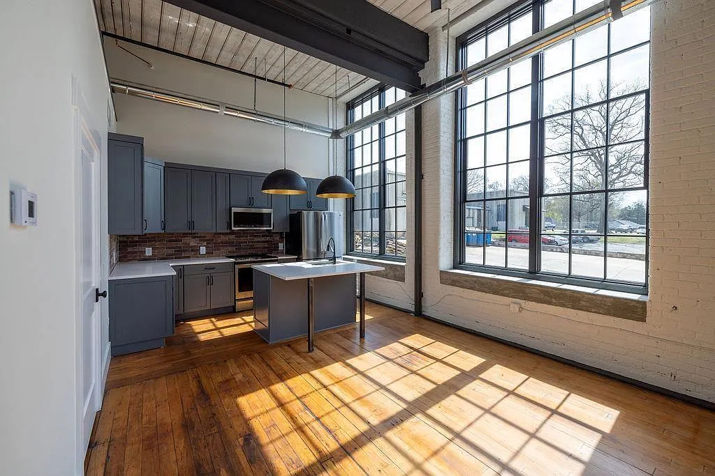 Building Photo - 200F Barrett St #322