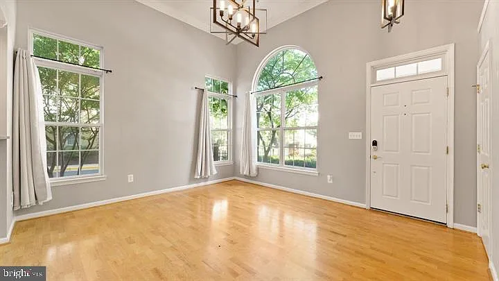 1918 Crescent Park Dr — Photo 3