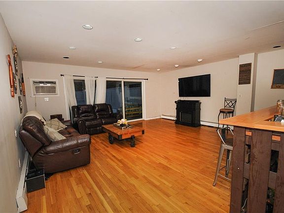 4th image of 122 Coolidge St