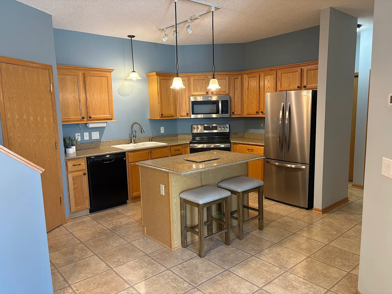Hickory Ln N, Oakdale — Photo 4