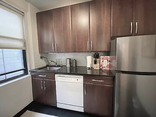 5th image of 330 E 43rd St #910