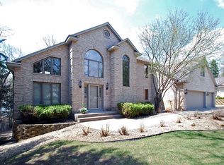 684 Sunset Ct, Shoreview, MN 55126