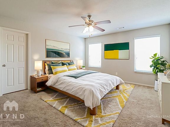 3rd image of 942 Pinehurst Loop