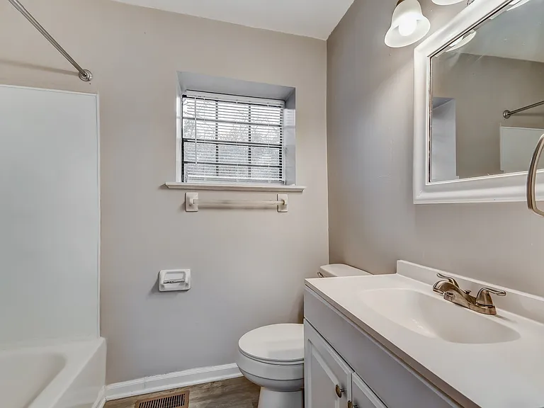 1414933_025_main_bathroom_13546653.jpg