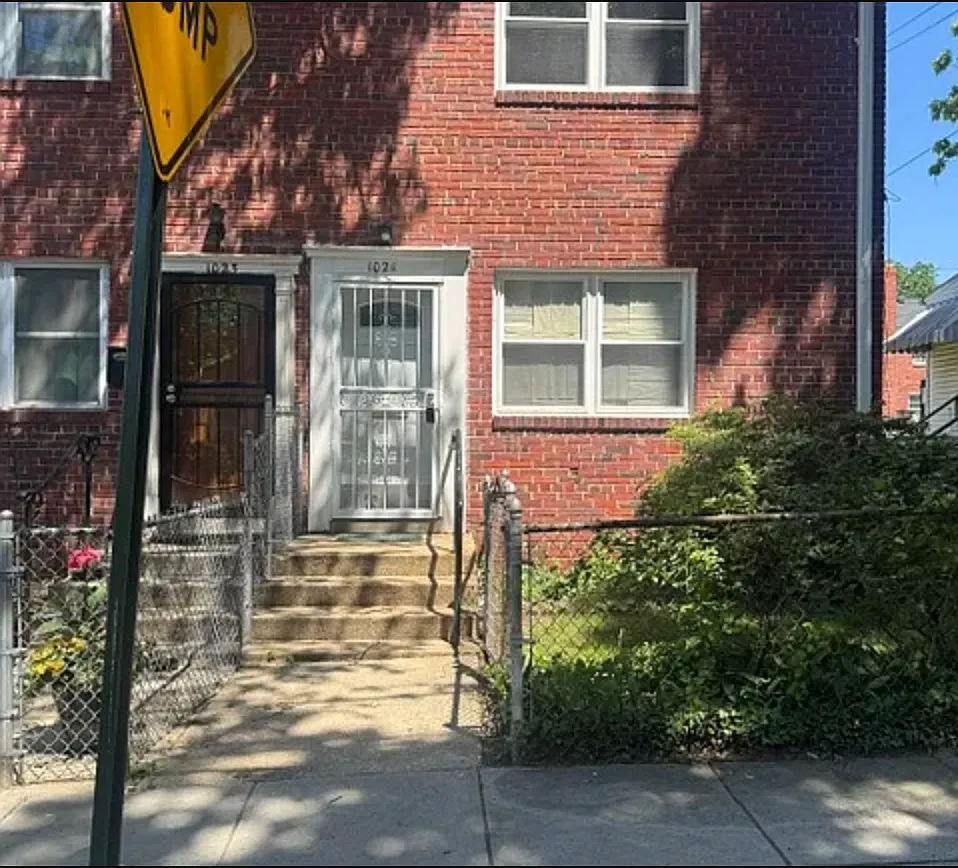 2 bed, 896 sqft, $1,999 — Photo 1