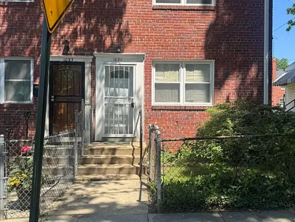 1021 47th Pl NE