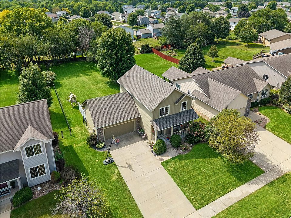 1st image of 3171 SE Primrose Dr