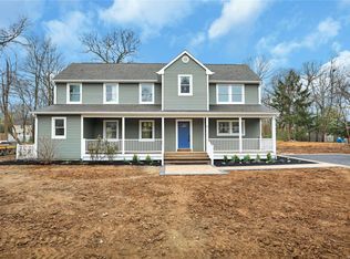 16 Dixie Ln, Centereach, NY 11720