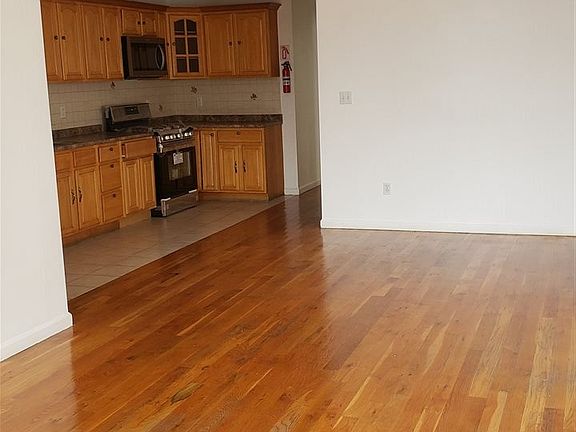 4th image of 142 Ege Ave #2