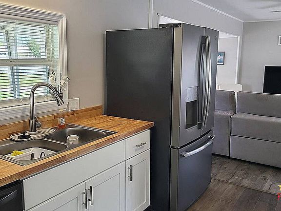 4th image of 8 Tanglewood Ave #8