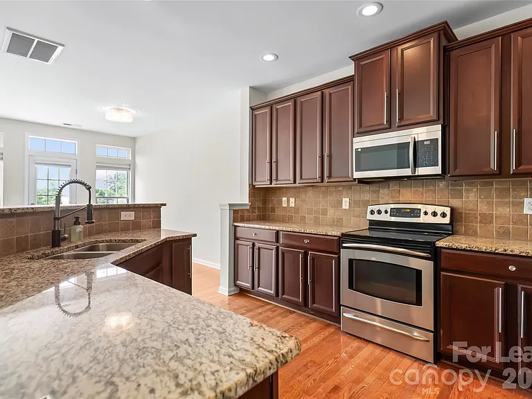 417 Armour St — Photo 9