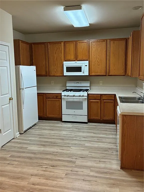 3 bed, 2.5 bath, 1646 sqft, $2,899 — Photo 3