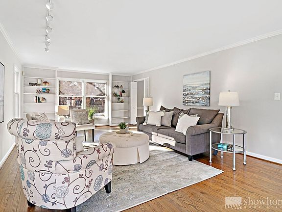Hardwood floors, & 3 exposures!