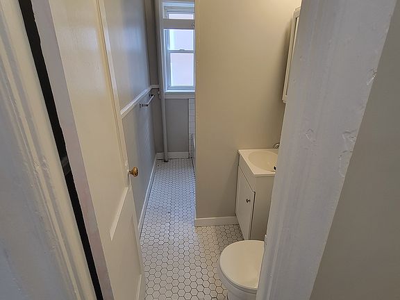 4th image of 154 Kensington Ave #106