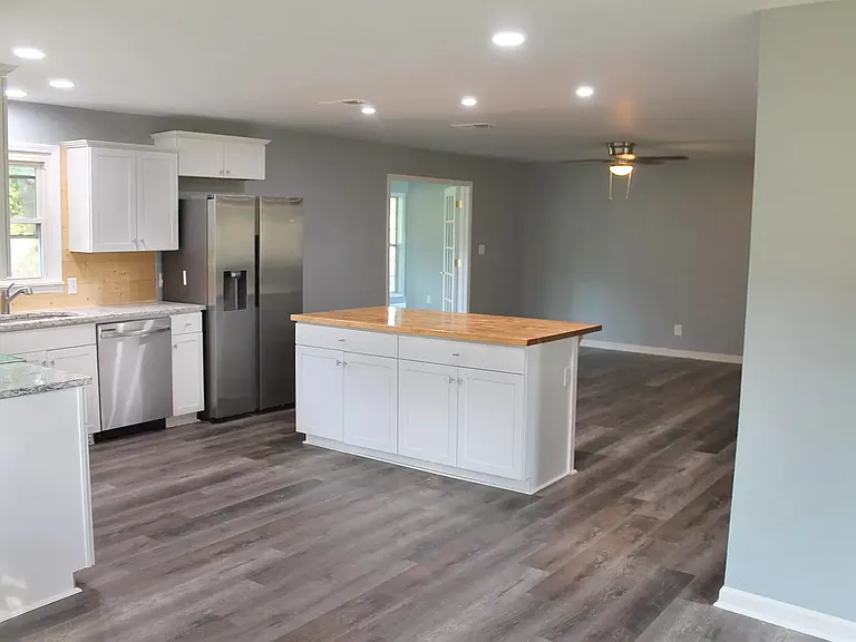 2226 Windcrest Dr — Photo 3