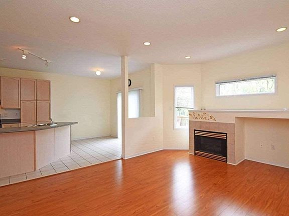3rd image of 22 Desert View Cres