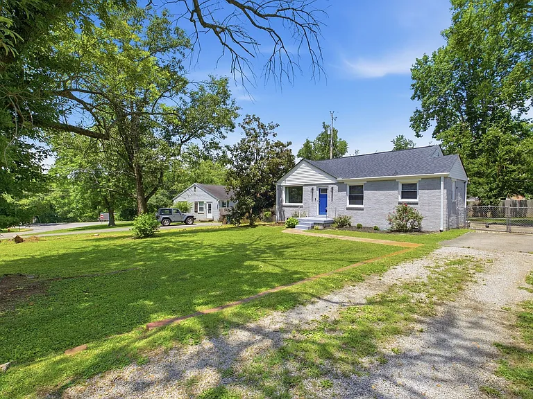 240 Ridgeway Dr — Photo 1
