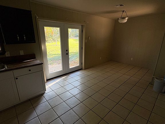 3rd image of 412 Carbon Dr